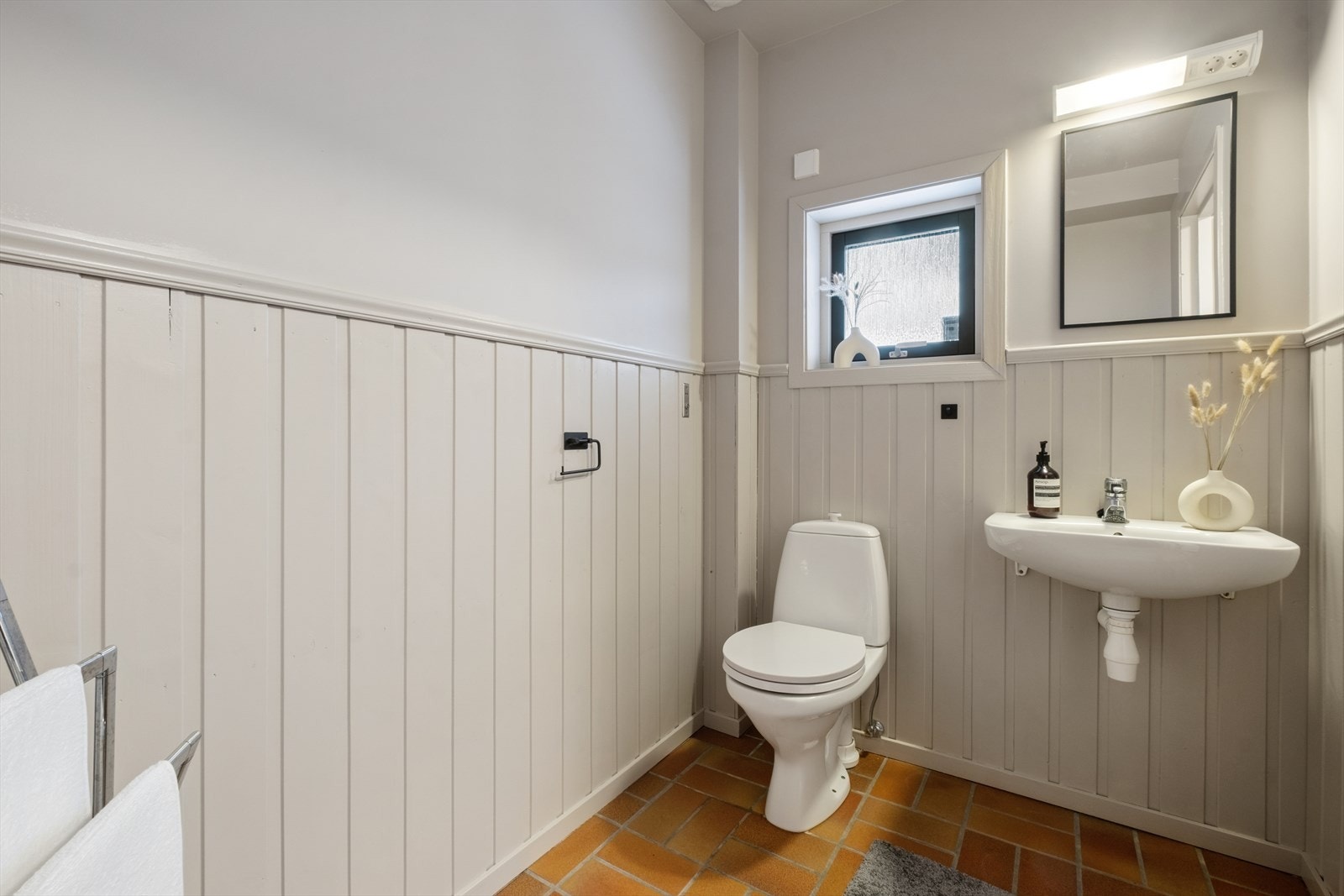 I hovedetasjen ligger et toalettrom som gir en praktisk løsning for gjester og daglig bruk. Galleribilde