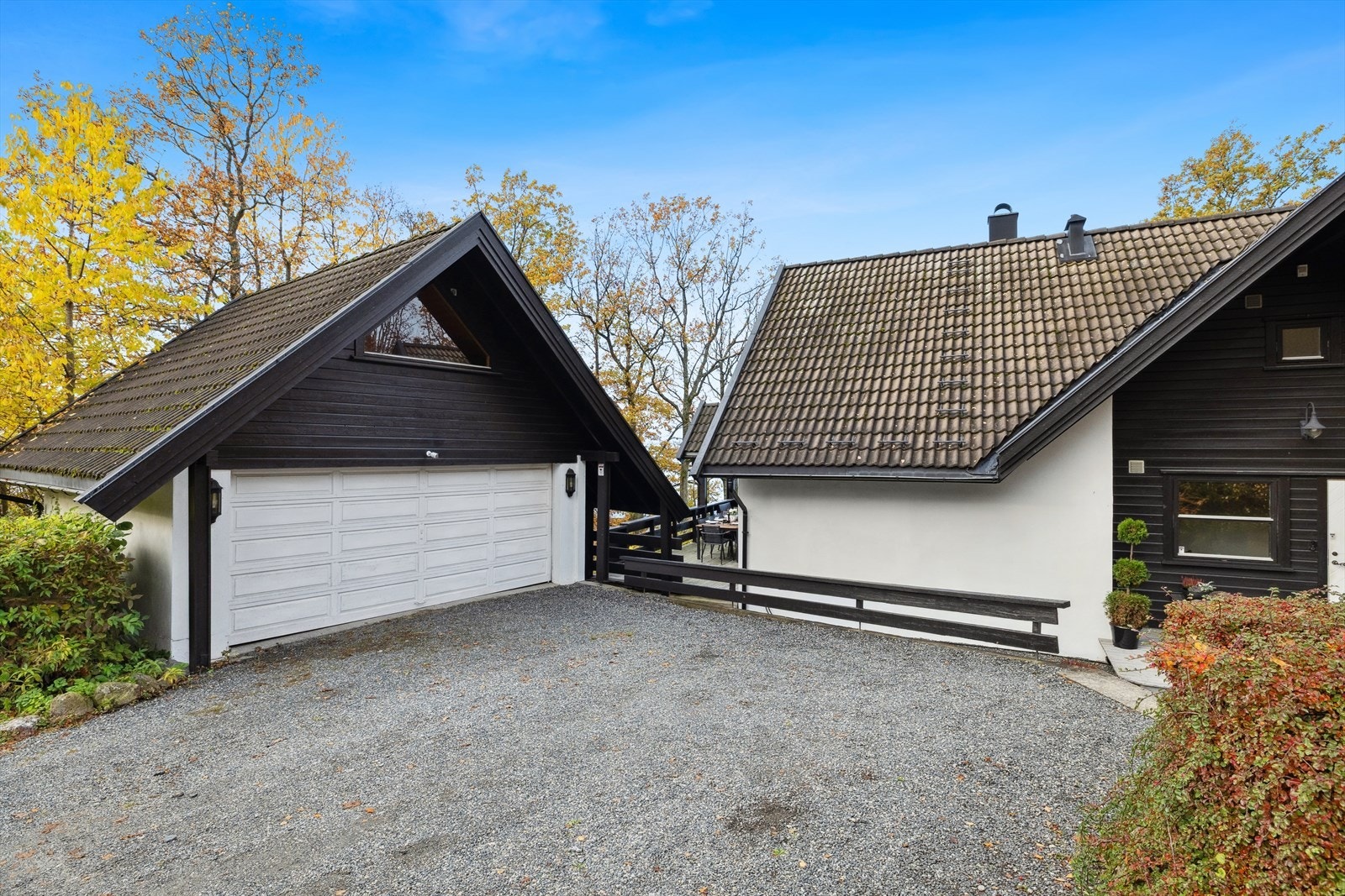 Her får du gode parkeringsmuligheter i garasje og på gruslagt inngangsparti. Galleribilde