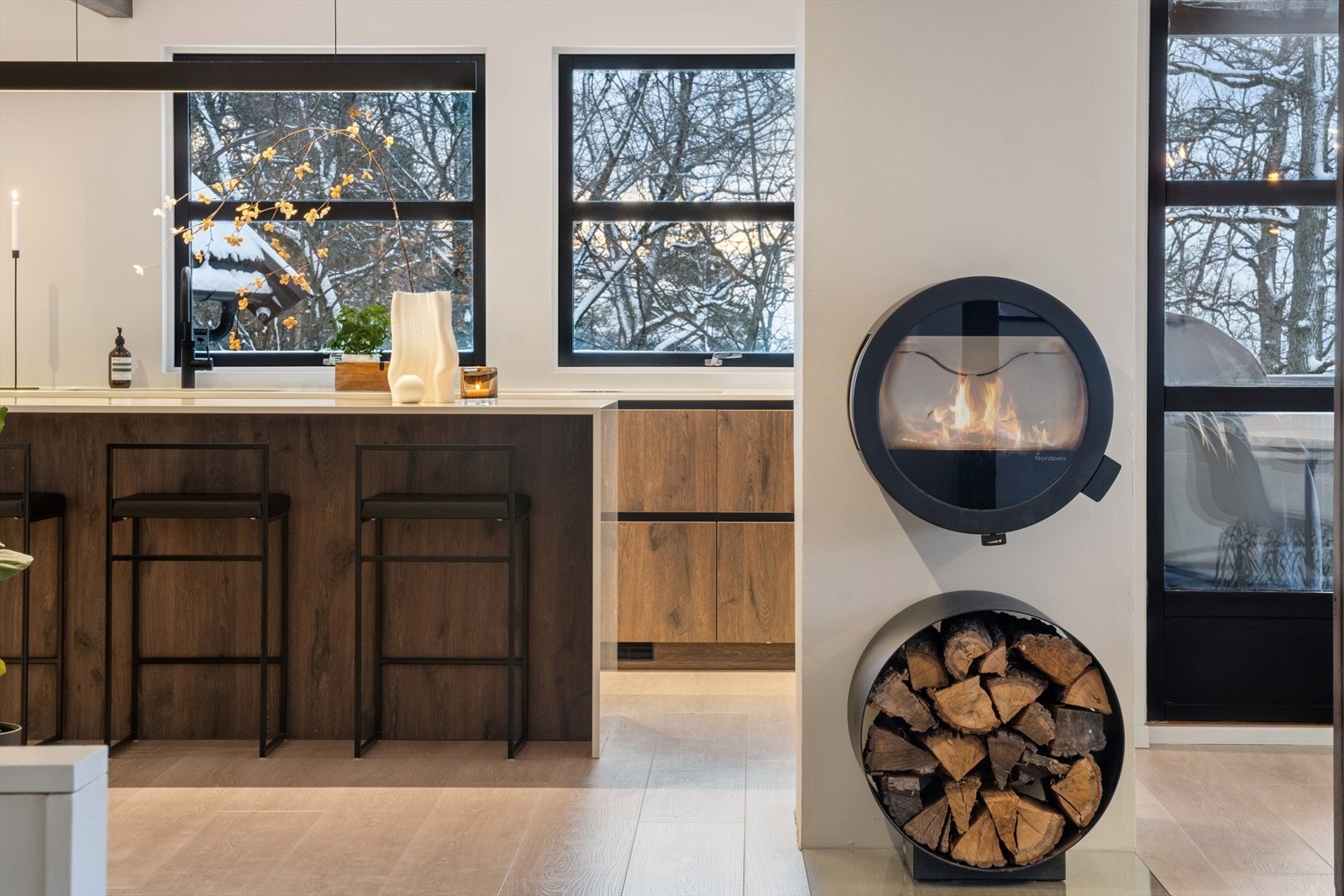 Kjøkkenøya byr på en funksjonell spiseplass, perfekt for uformelle frokoster og hyggelige samtaler. Galleribilde