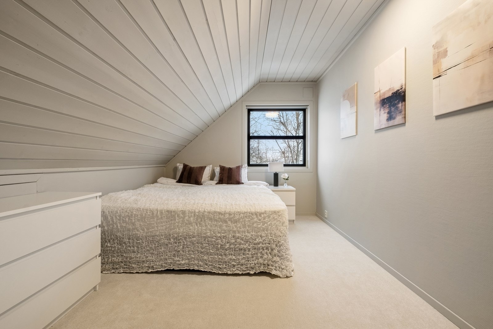 Soverom med god plass til seng og tilhørende møbler. Galleribilde