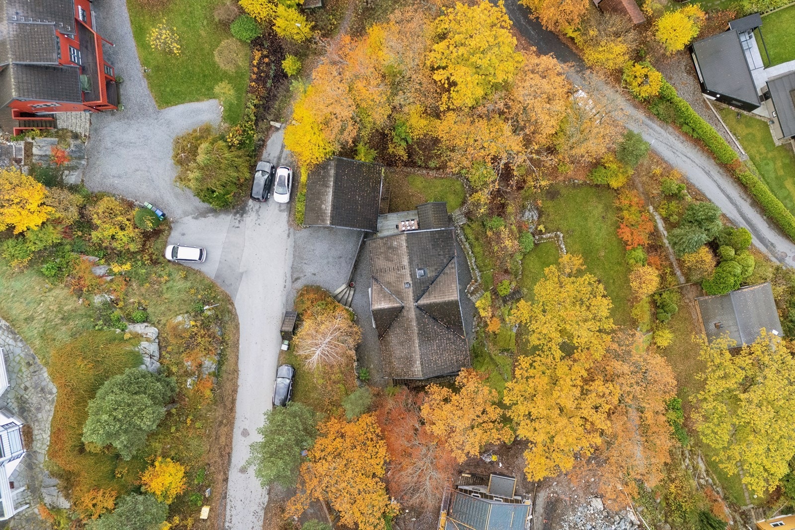 Opplev et område fullt av naturopplevelser året rundt! Utforsk den sjarmerende kyststien, idylliske Nesparken og de grønne skogsområdene i Mossemarka, perfekt for både turer og avslappende rekreasjon. Galleribilde