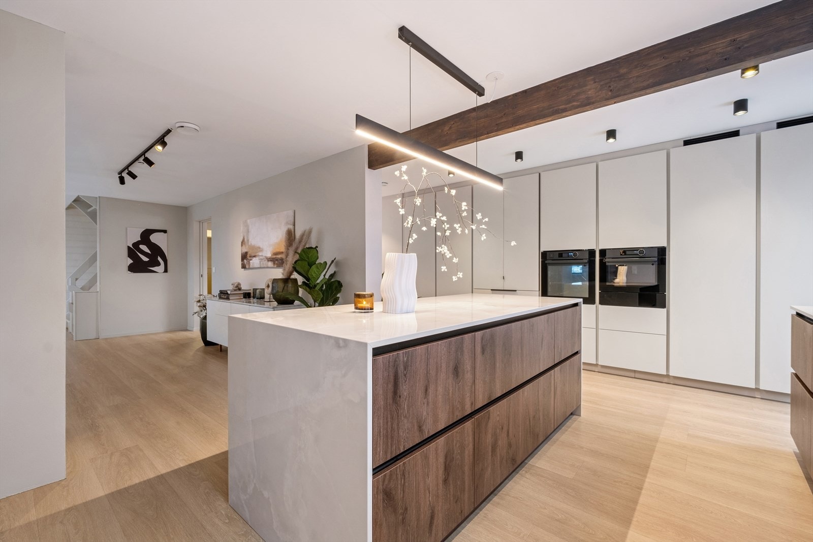 Kjøkkenet byr ellers på svært gode oppbevarings- og arbeidsforhold, og er utstyrt med rekke integrerte kvalitetsapparater. Galleribilde