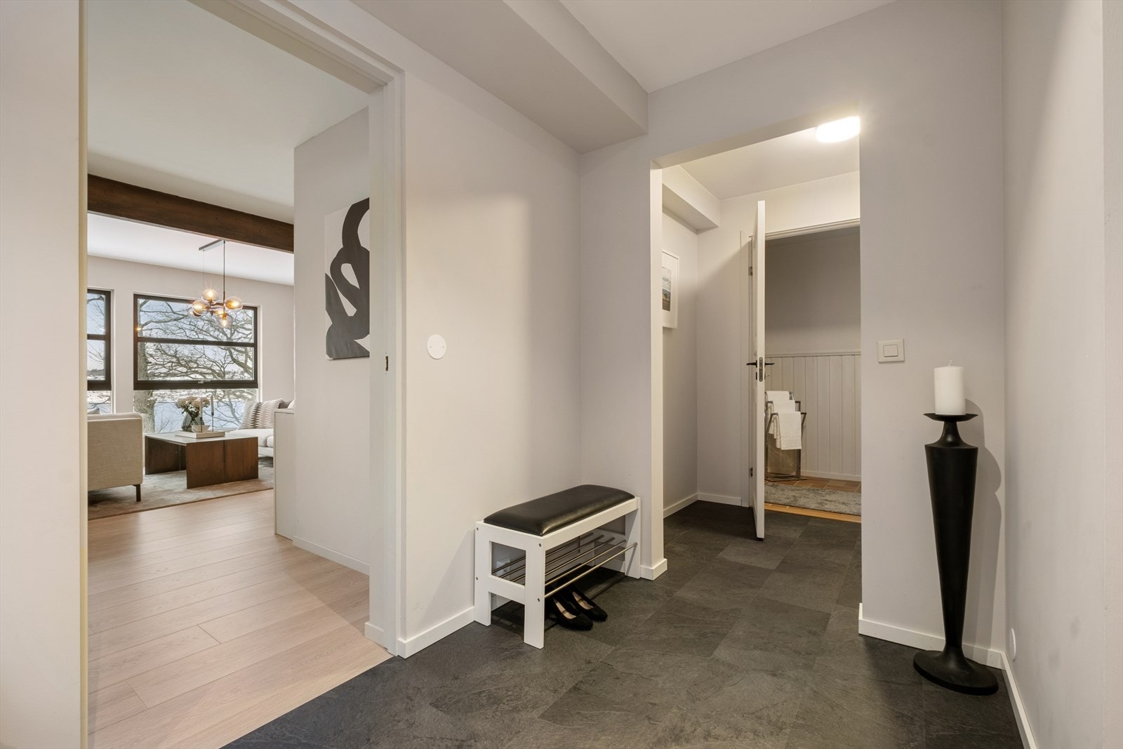 Den innbydende entreen ønsker deg velkommen inn og gir direkte tilgang til stue og kjøkken. Galleribilde