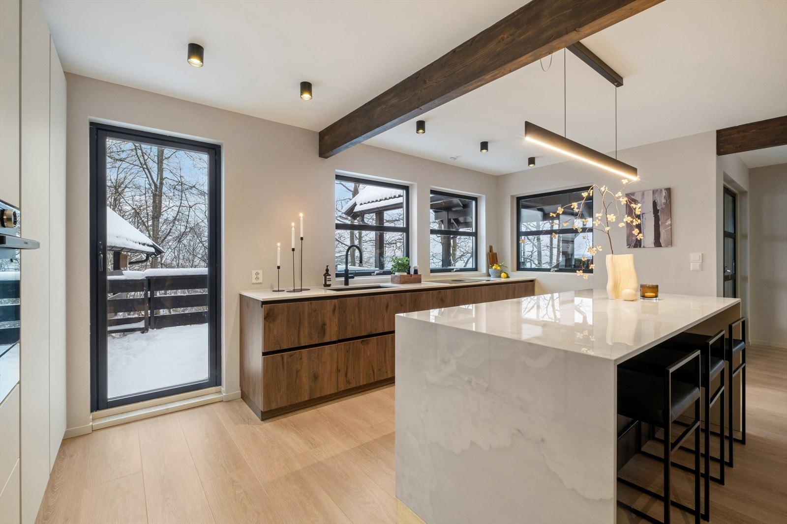 Fra kjøkkenet har du direkte tilgang til en terrasse, perfekt for hyggelige måltider ute og solrike dager. Galleribilde