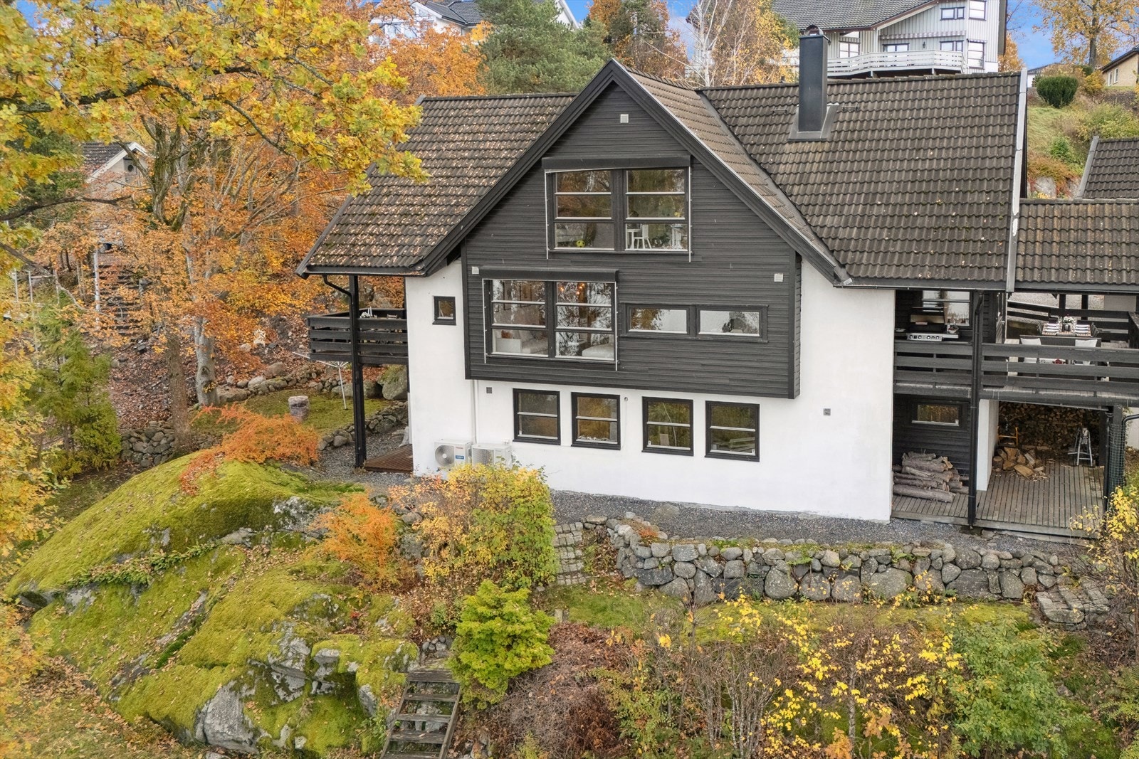 Enebolig med fin beliggenhet på en eiet tomt i skrånende terreng, pent og gjennomtenkt opparbeidet med gruslagte utearealer, trapper og variert beplantning. Galleribilde