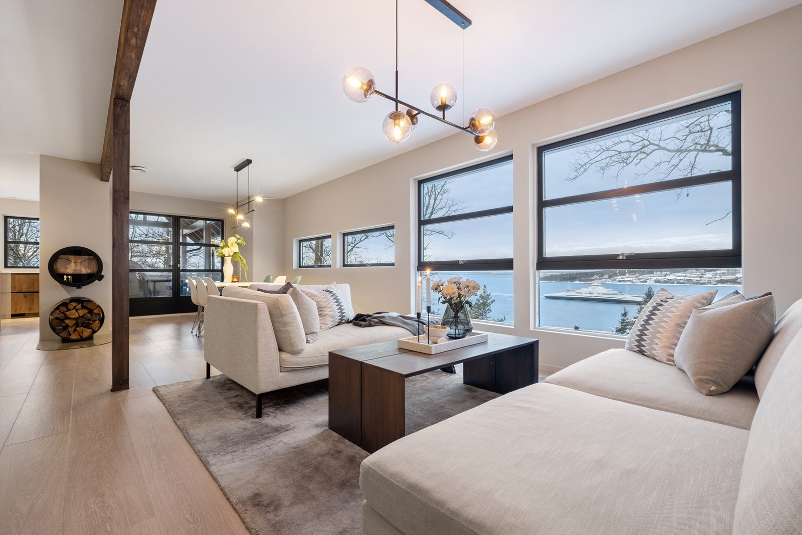 Stuen har en god størrelse med plass til både sofagruppe og spisebord, og de store vindusflatene gir rikelig med naturlig lys samtidig som de rammer inn en fantastisk utsikt. Galleribilde