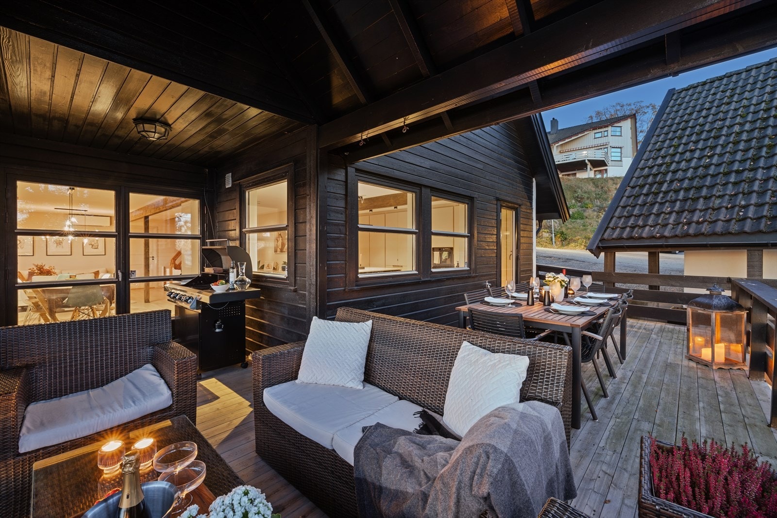 Terrassen er delvis overbygget og har god plass til hagemøbler. Galleribilde