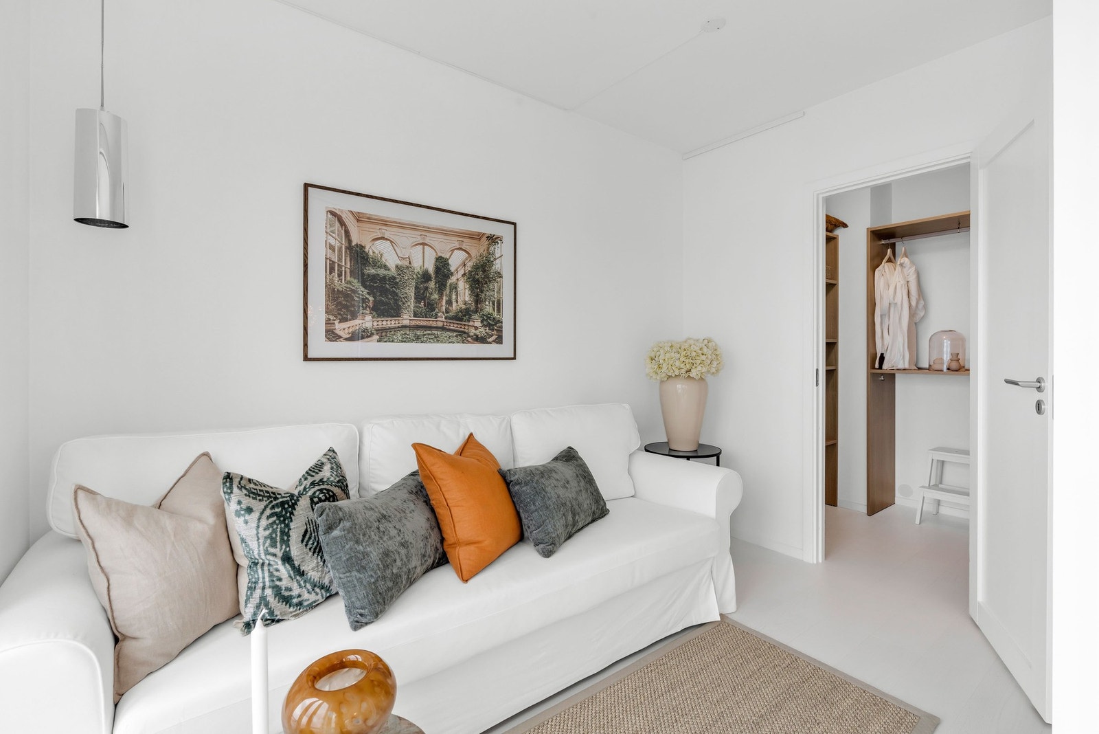 Soverom nummer to ligger fint til i den andre enden av leiligheten, med uhindret utsikt over sjøen Galleribilde