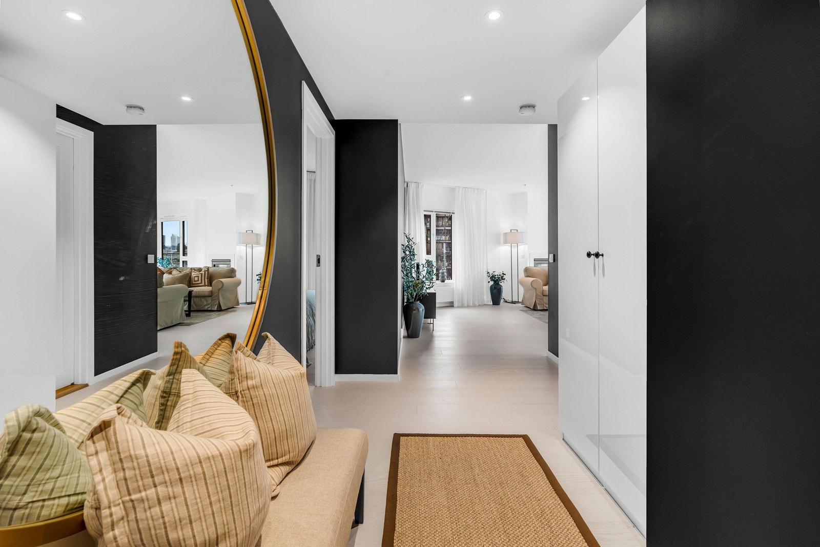 Innbydende entré med god oppbevaringsplass Galleribilde