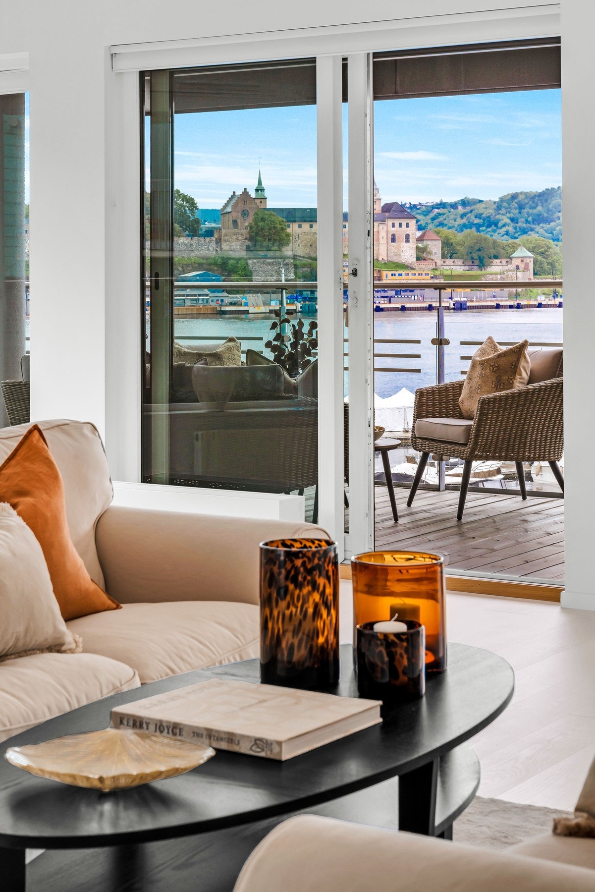 Fra stuen og ut til balkongen Galleribilde