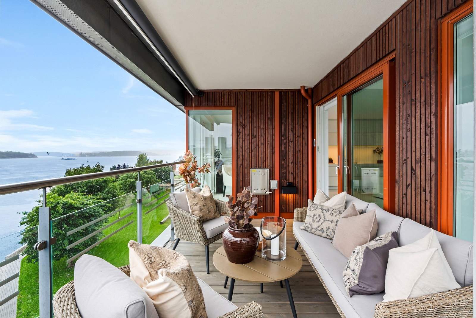 Balkongen måler 12 kvm. og har god plass til utemøblement Galleribilde