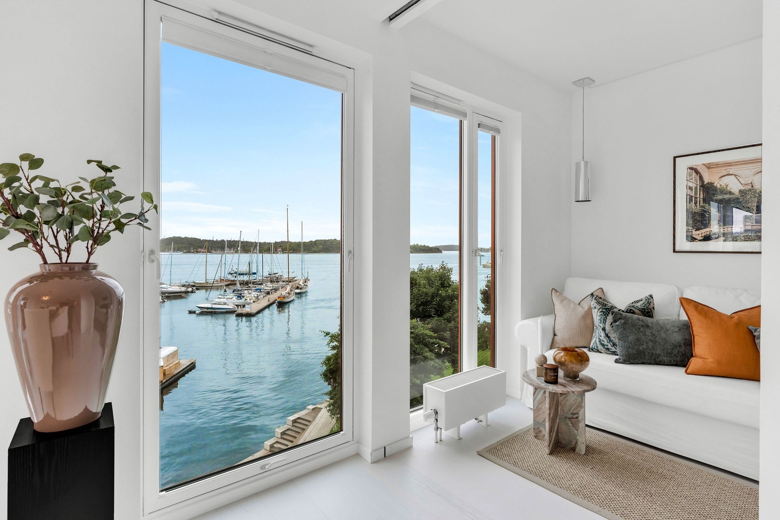 Flere, store vinduer slipper sjøen inn og tilfører rommet en unik atmosfære Galleribilde