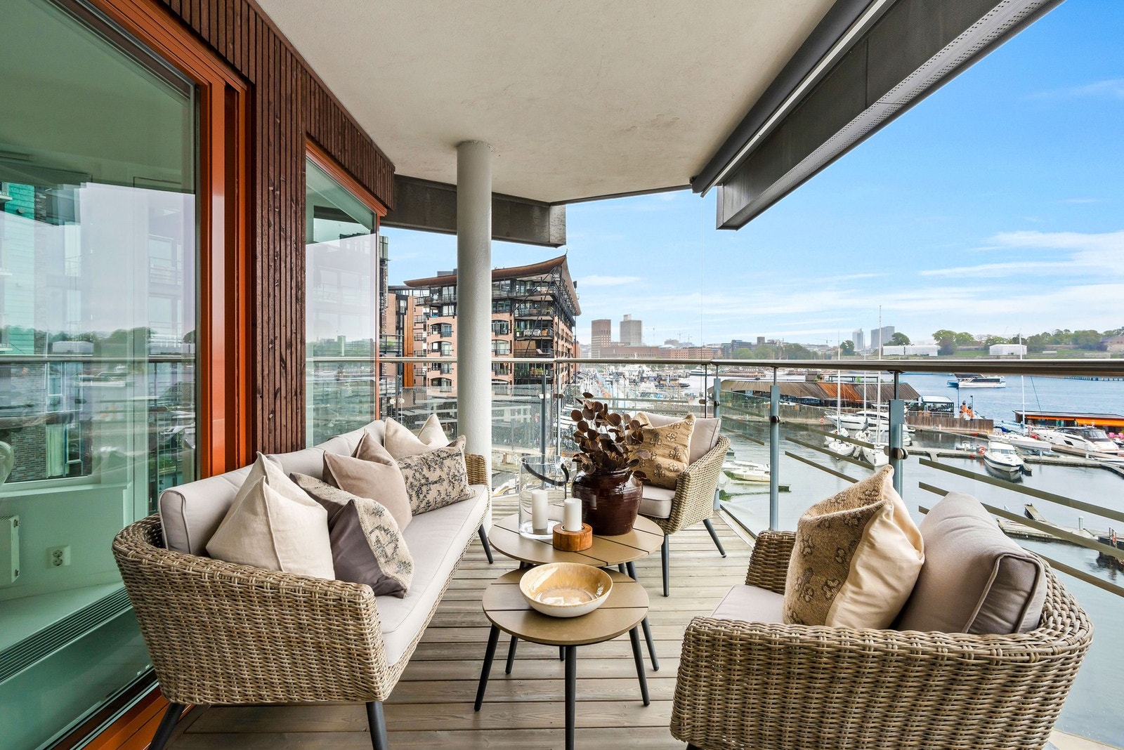 Fra balkongen kan en følge med på menneskelivet nede på bakken Galleribilde