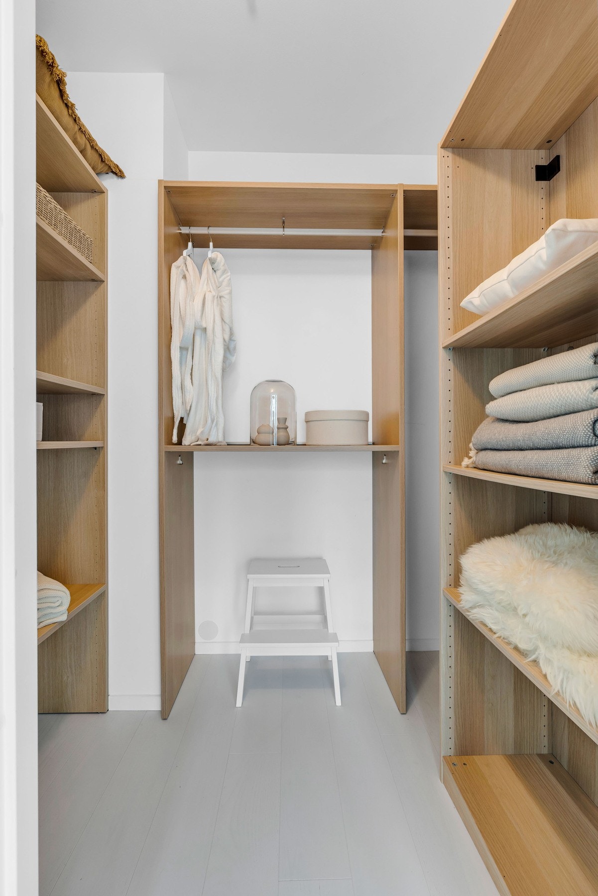 Praktisk omkledningsrom, som gir gode oppbevaringsmuligheter (byggemeldt som bod) Galleribilde