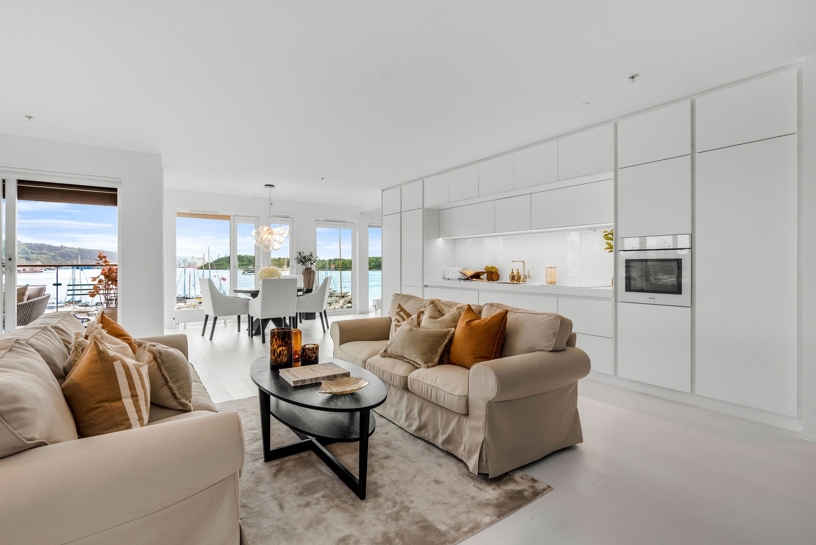 Frontleiligheten ligger fint til med vakker utsikt mot Festningen, Aker Brygge Marina, Rådhuset m.m. Galleribilde