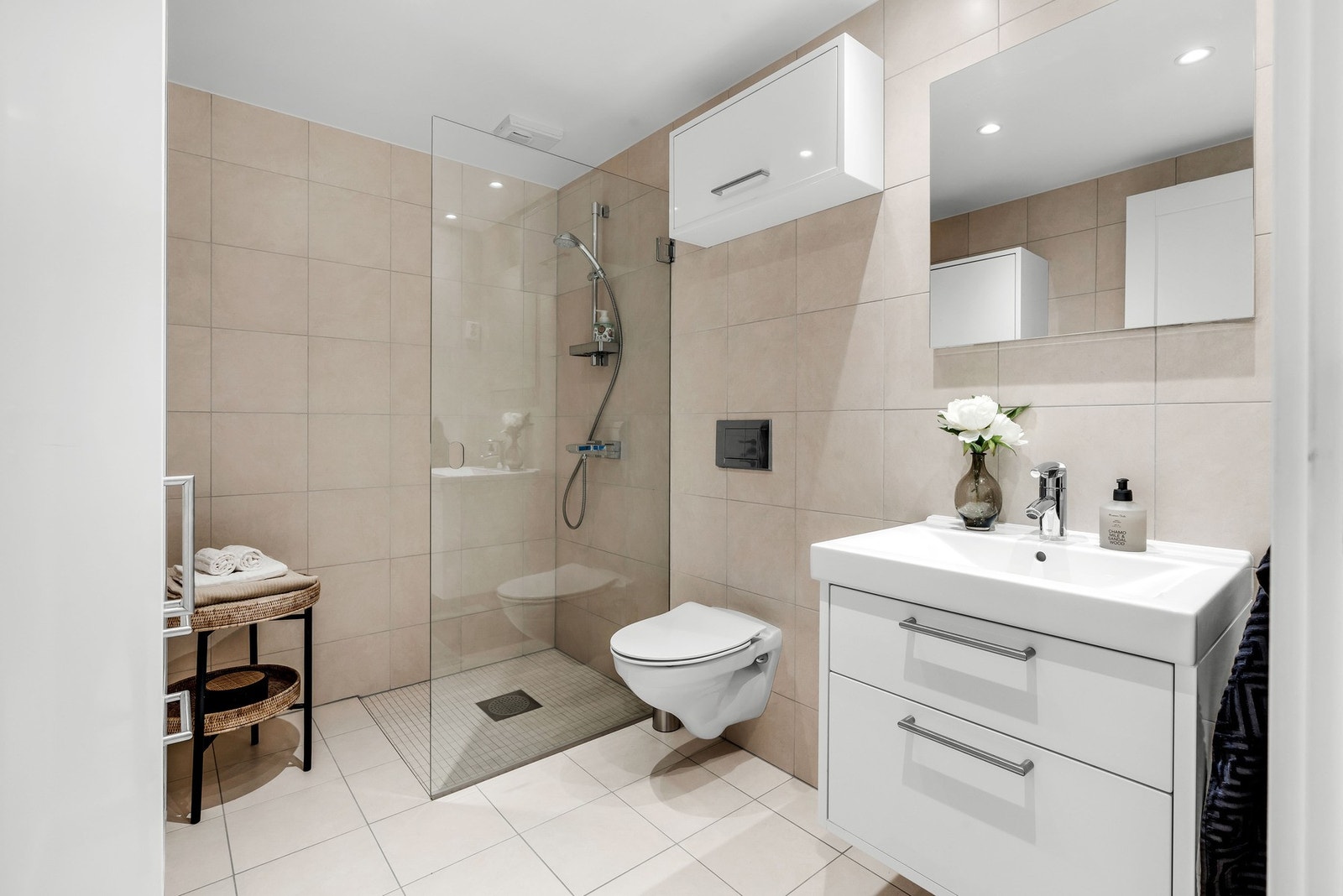 Baderom nummer to ligger i praktisk tilknytning til entreen, og innehar samme delikate utførelse som hovedbaderommet Galleribilde