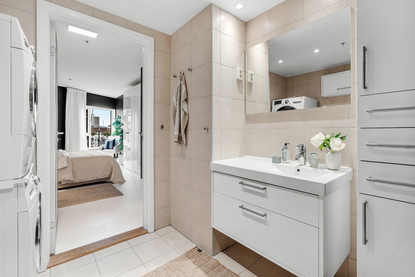 Deilkat baderom i suiteløsning med hovedsoverommet Galleribilde