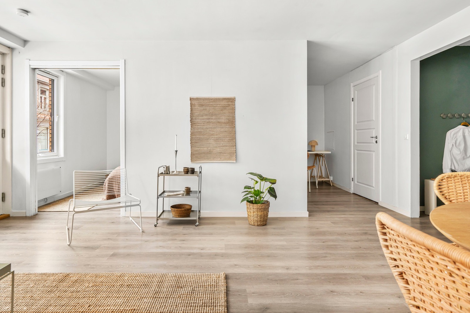 Leiligheten har laminat gulv i alle rom bortsett fra bad. Galleribilde