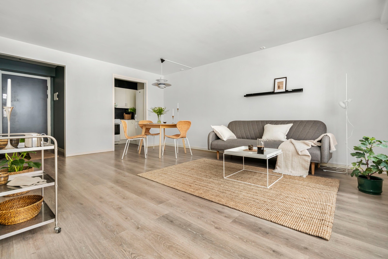 Planløsningen gir god kontakt mellom stue og kjøkken og skaper et sosialt oppholdsrom. Galleribilde