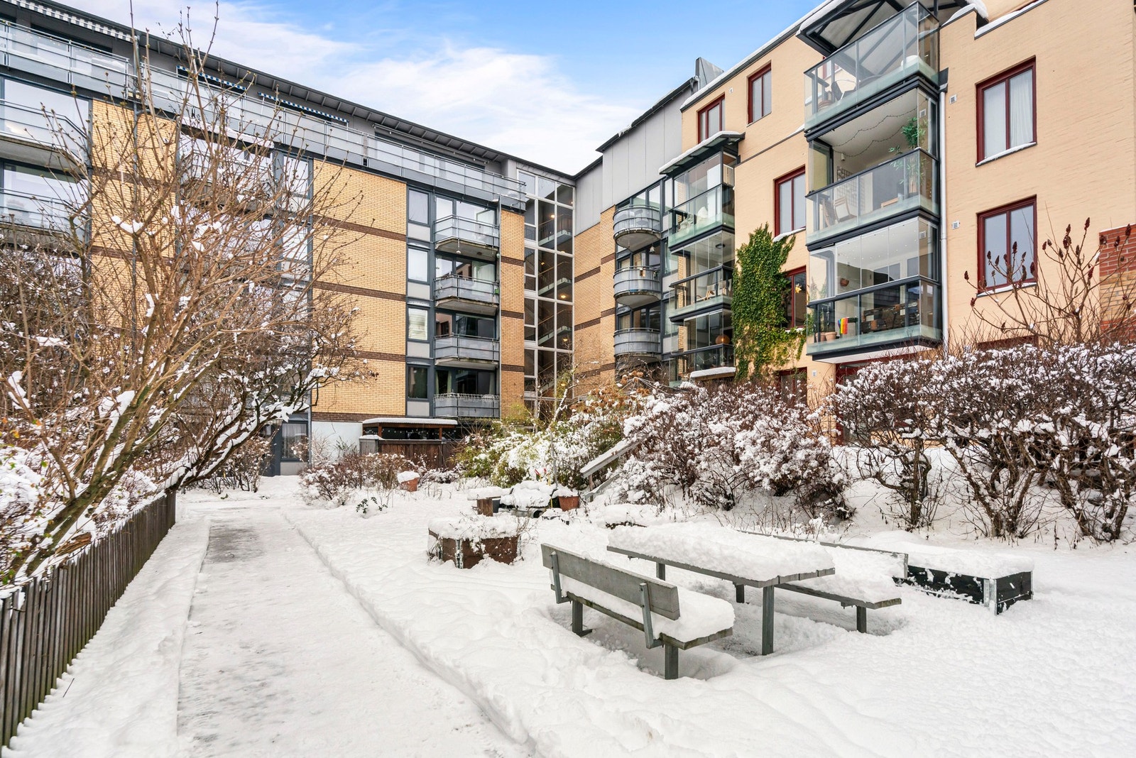 Koselig uteområde med sitteplasser. Galleribilde