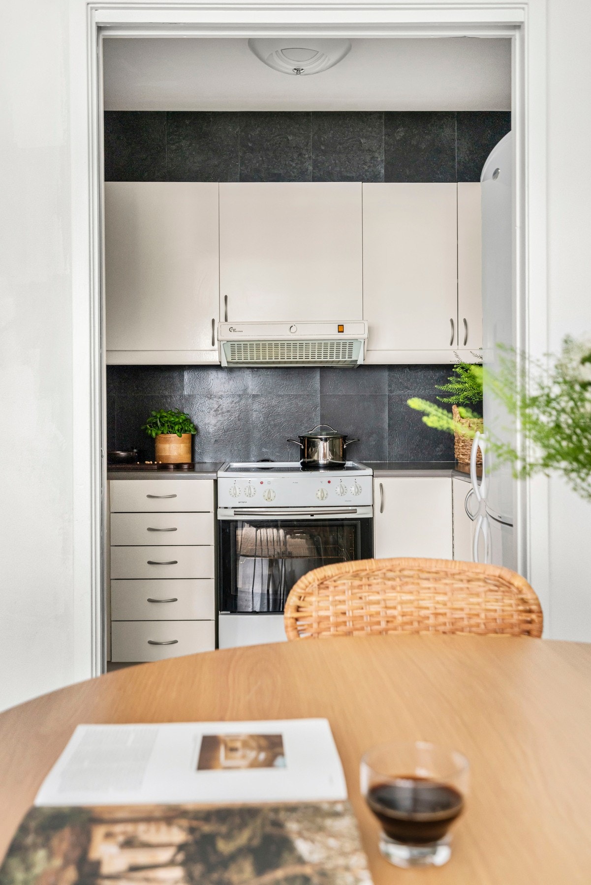 Kjøkkenet er praktisk plassert og kan lukkes med skyvedør. Galleribilde