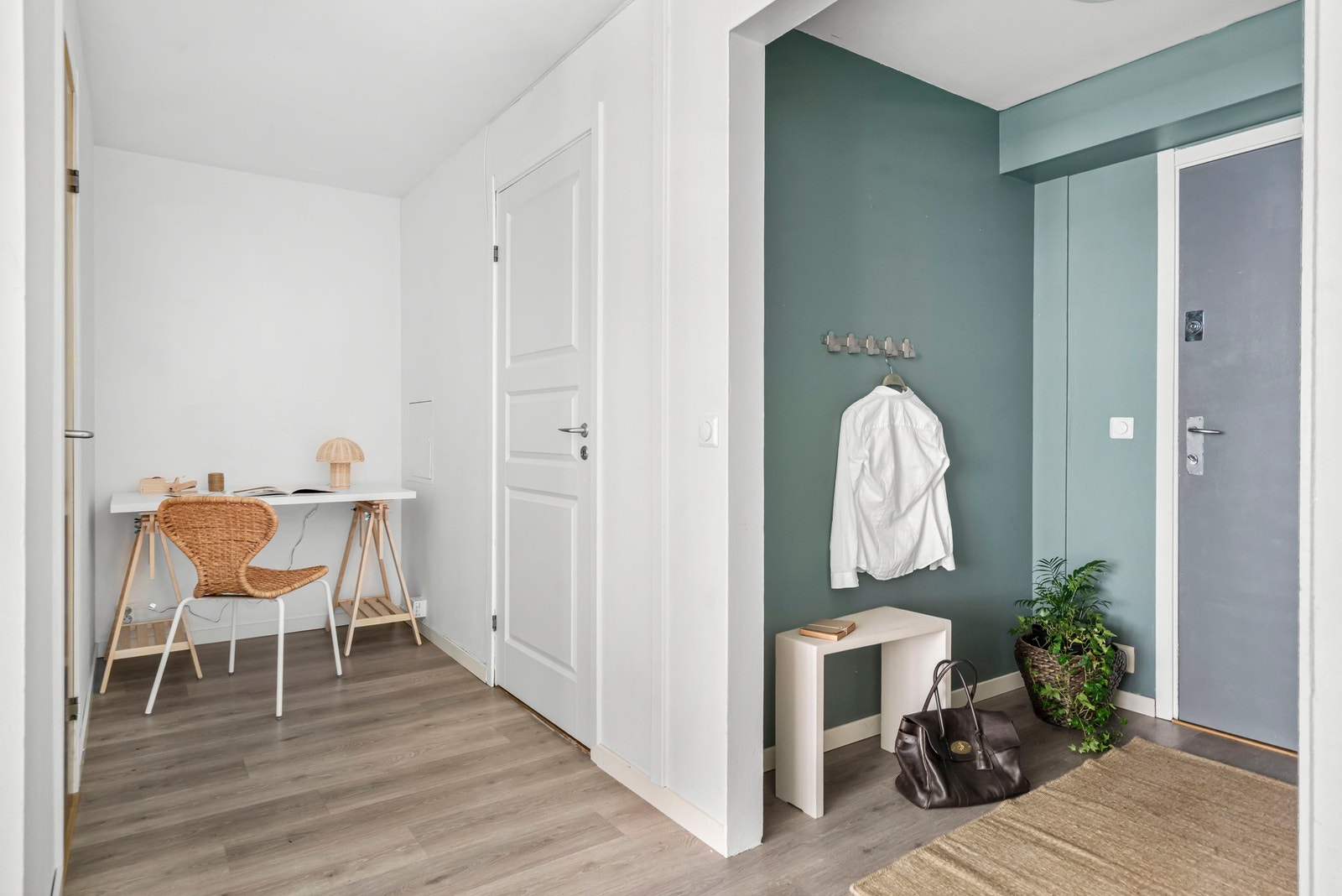 Åpen og romslig løsning skaper et godt førsteinntrykk av leiligheten. Galleribilde