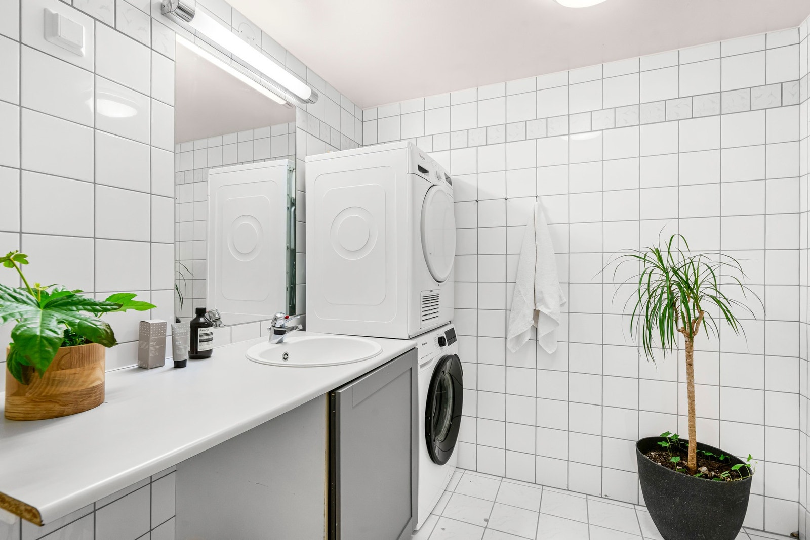 Opplegg for vaskemaskin og tørketrommel. Galleribilde