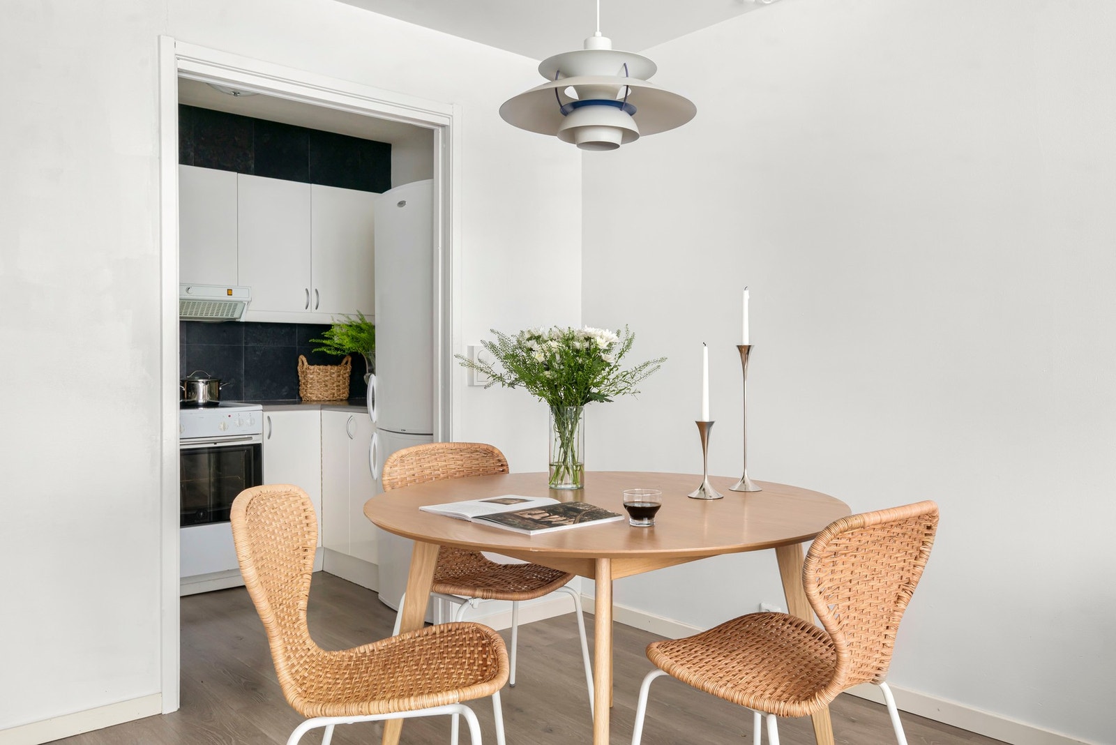 Naturlig sone for spisebord ved kjøkkenet. Galleribilde