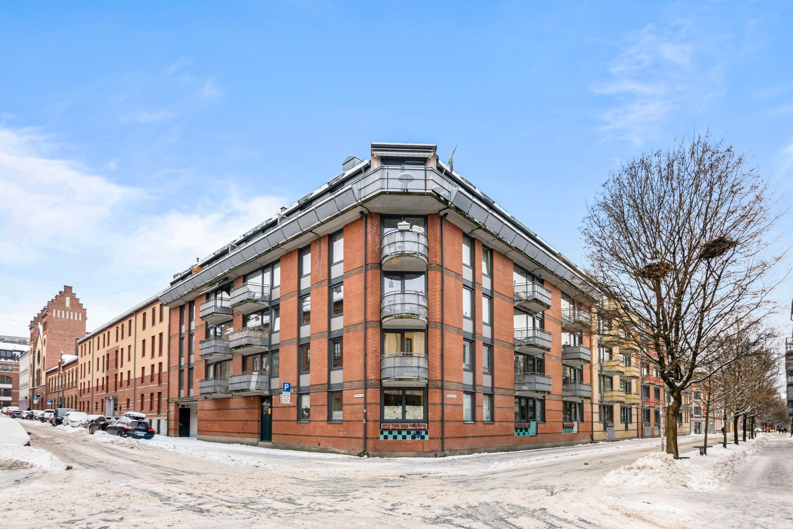 Bygningens pene fasade. Byggeår: 1992. Galleribilde