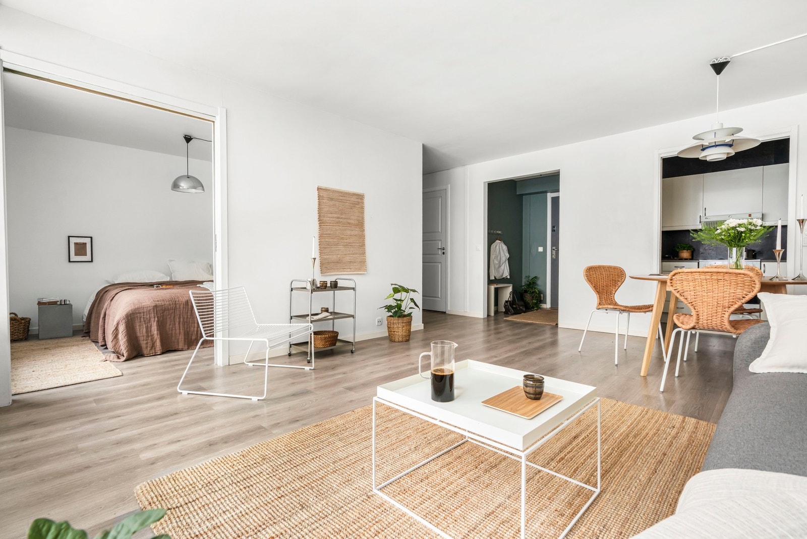 Stuen har en takhøyde på 240 cm med lyse farger på vegger og tak. Galleribilde