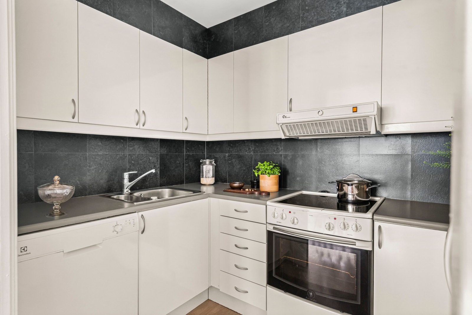 Her er det rikelig med skap- og benkeplass. Galleribilde