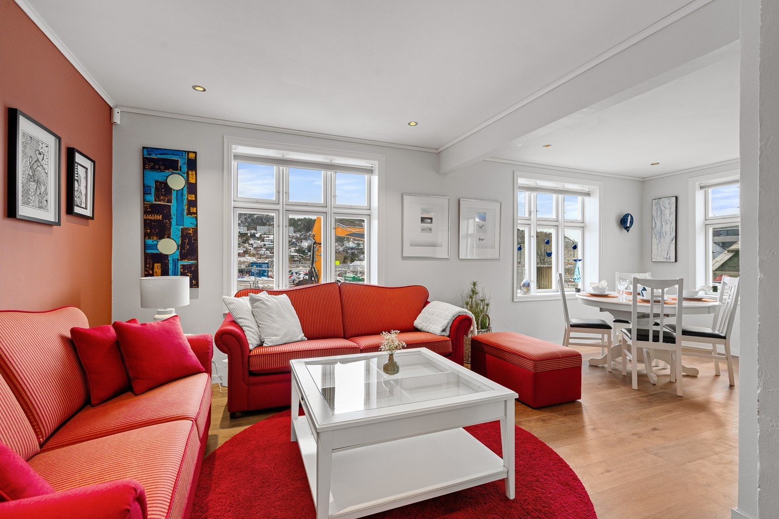 Hovedetasjen er pusset opp i 2009 med nytt gulv, vegger med isolasjon og nye vinduer. Galleribilde