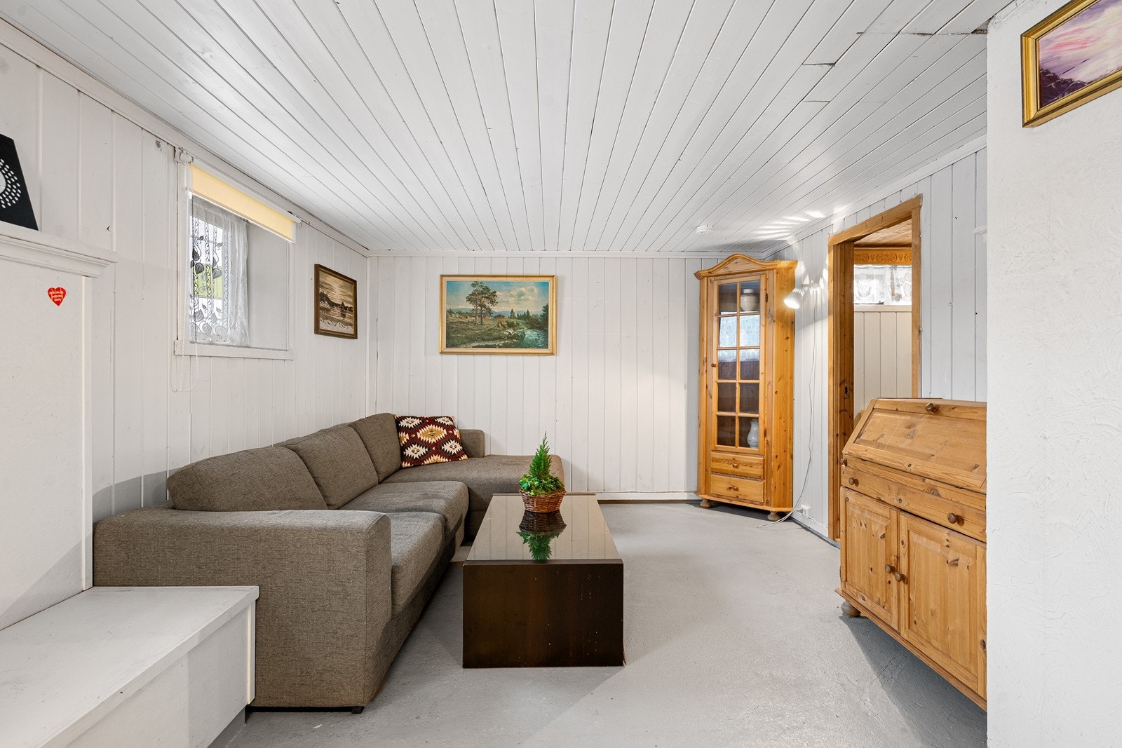 Underetasjen er innredet med stue, bad og kjøkken Galleribilde