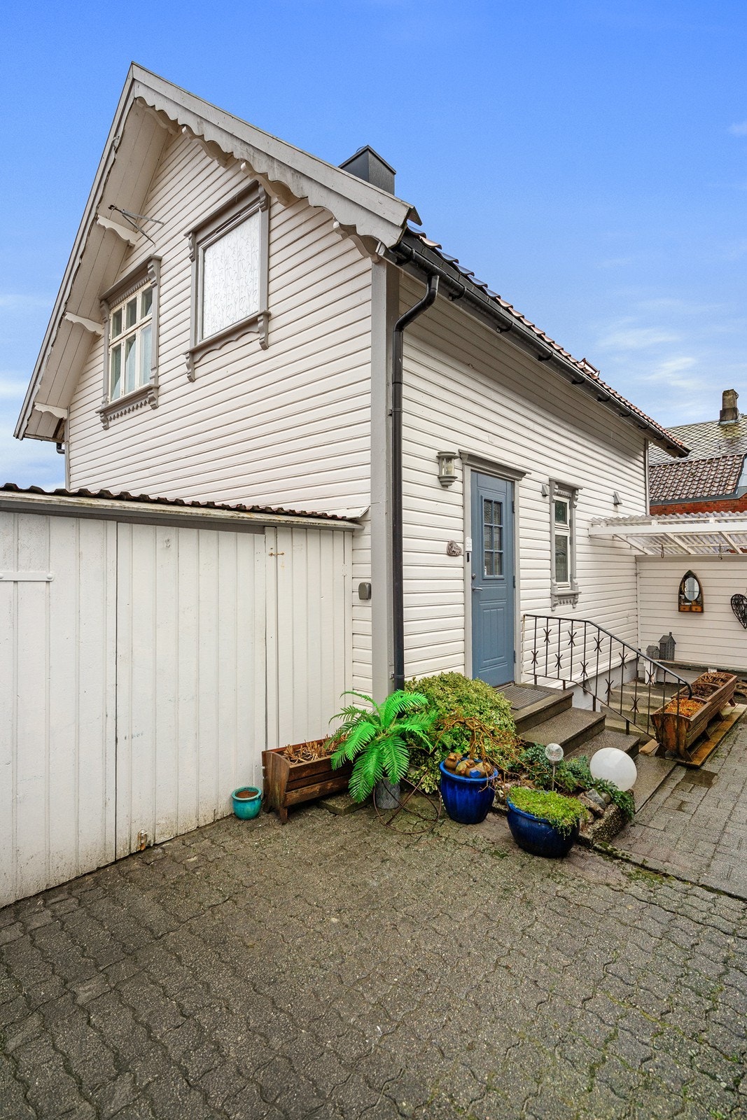 Inngangsparti. Det er også egen kjellerinngang Galleribilde