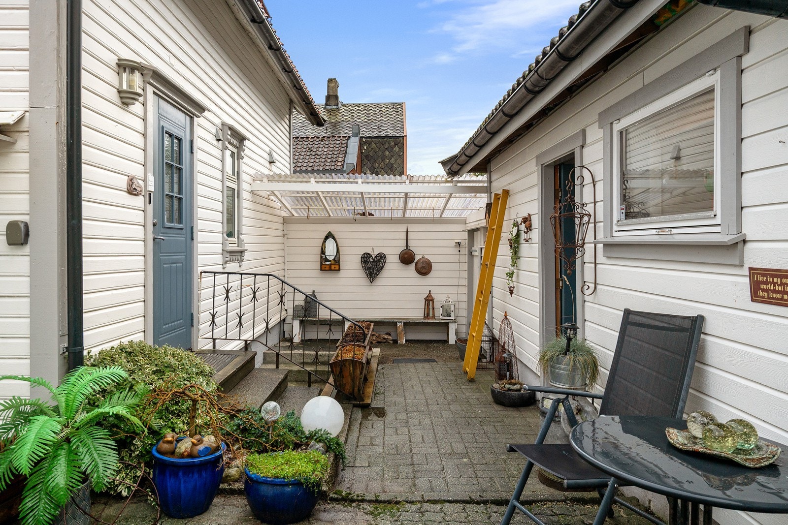 Like ved hovedinngangen er det dør inn til uthus med to innredede rom Galleribilde