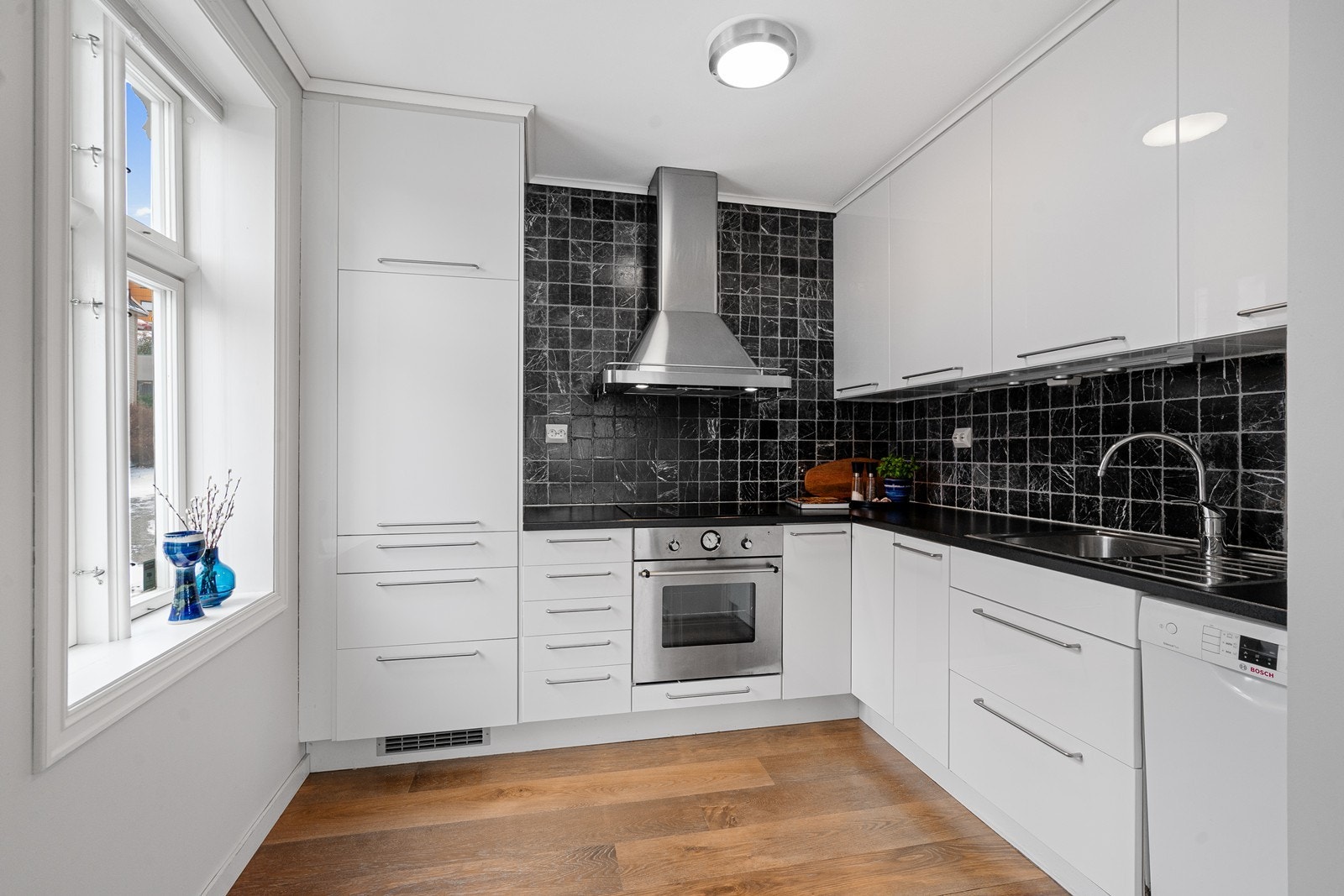 Pent lyst kjøkken med integrete hvitevarer som følger handel Galleribilde