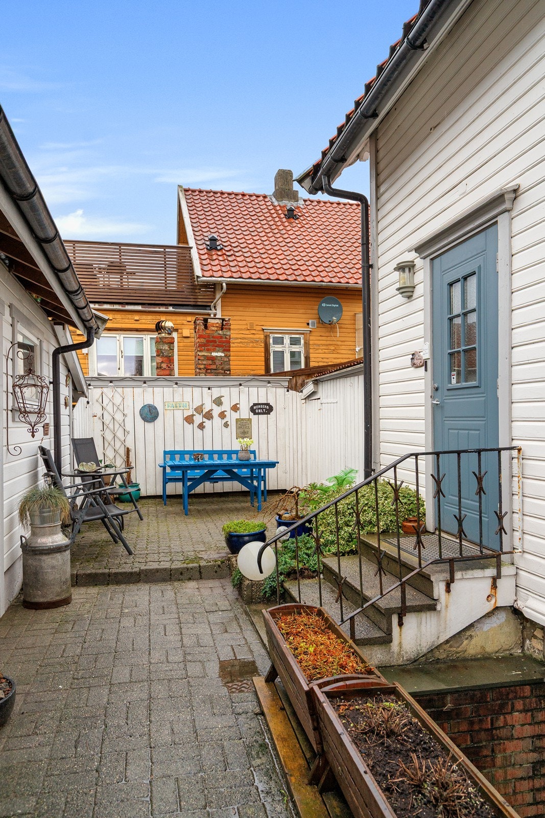 Mellom inngangsparti og utvendig bod er det en koselig uteplass Galleribilde