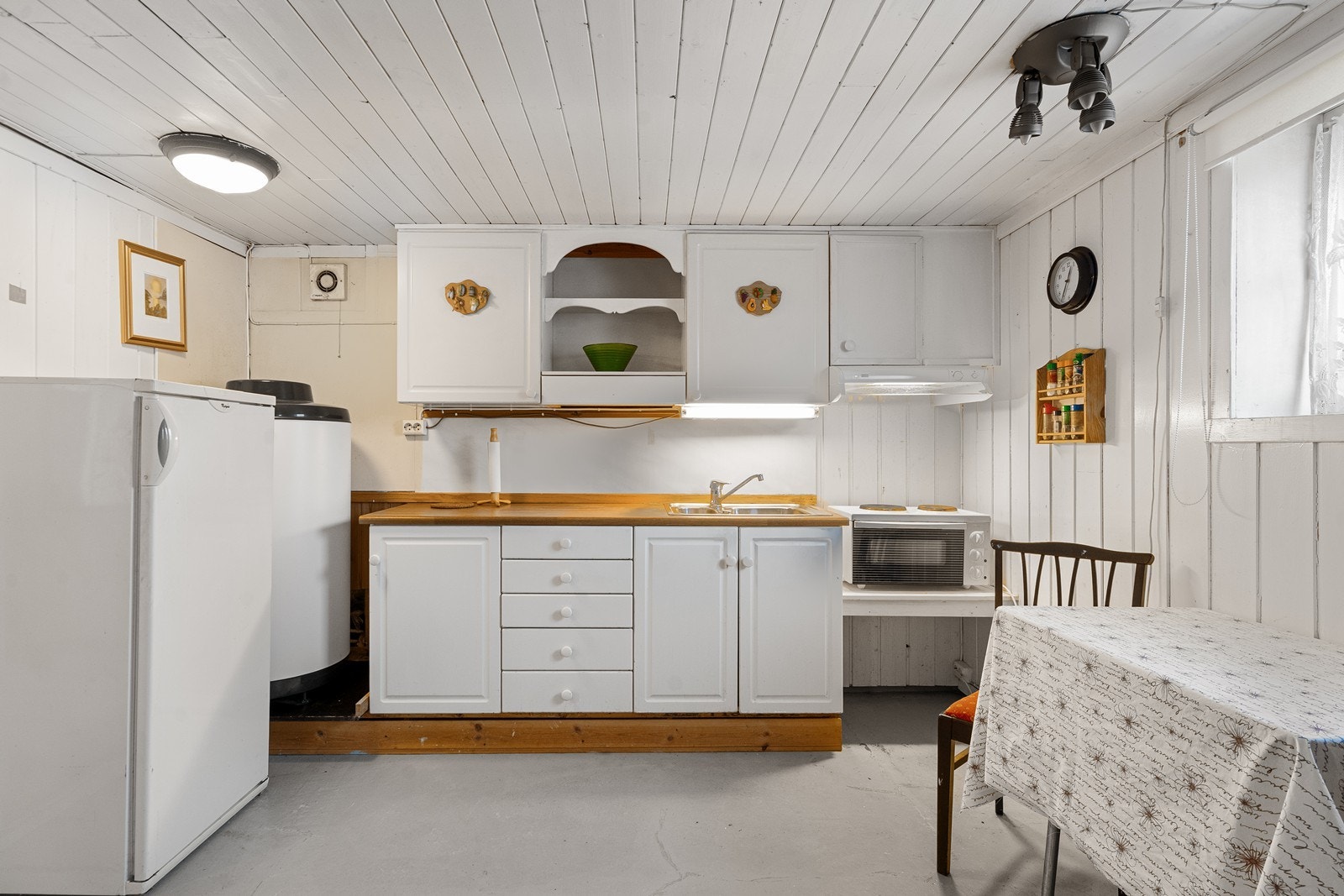 Kjøkken i underetasjen med plass til et lite spisebord. Galleribilde