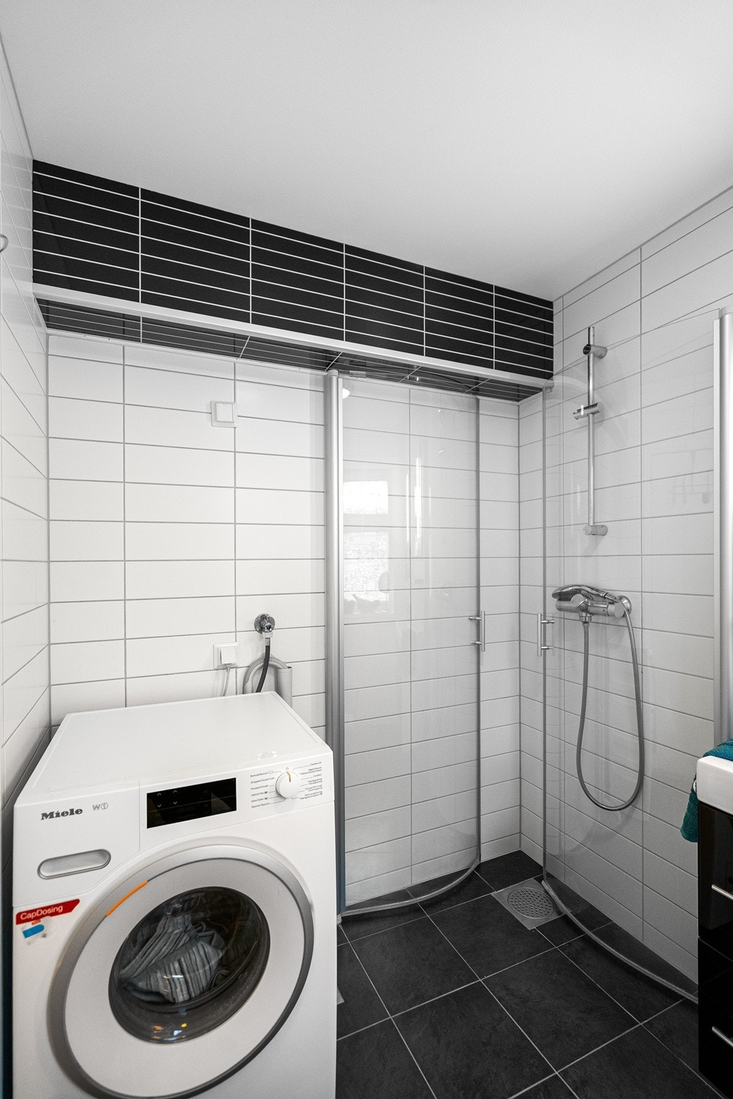 Dusjhjørne og plass til vaskemaskin Galleribilde