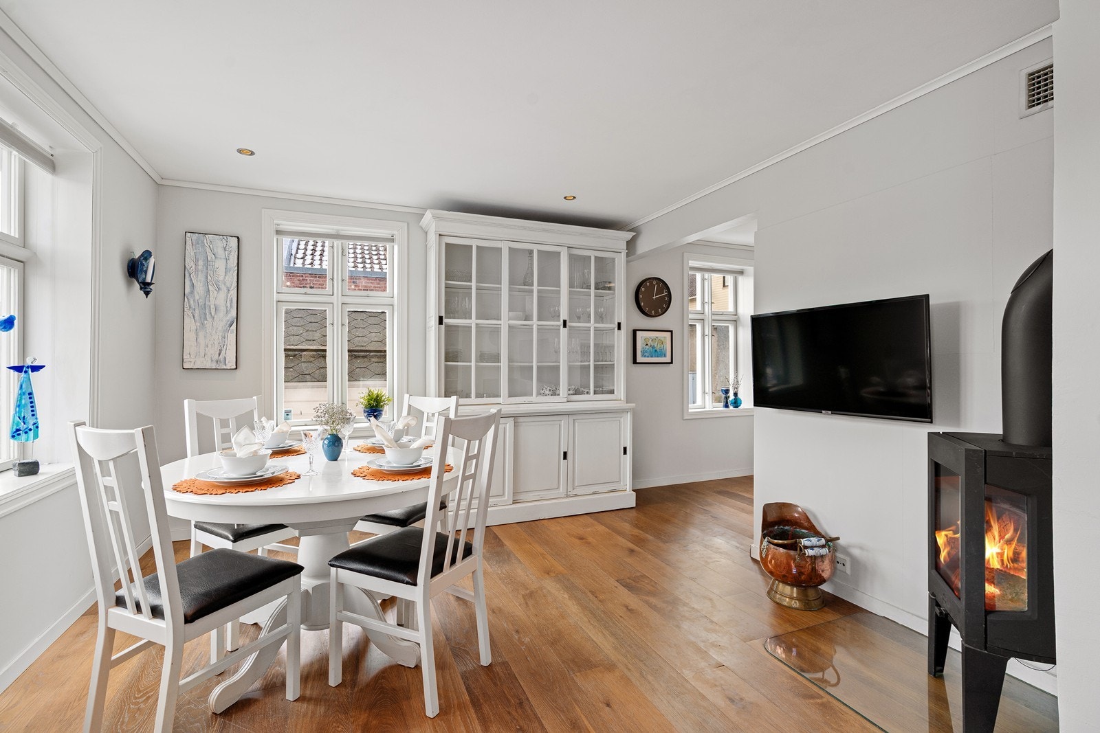 I stuen er det god plass til både sofagruppe og spisebord. Galleribilde