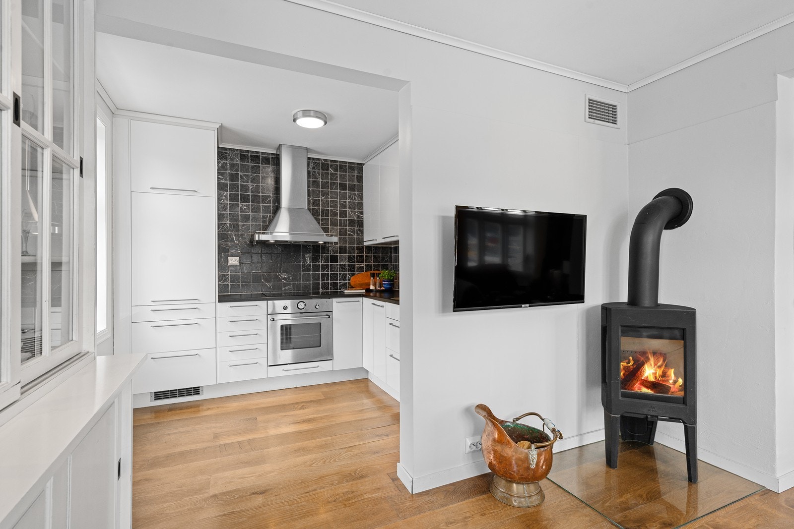 Stue og kjøkken i åpen løsning. Kjøkkenet er alikevell delvis skjult fra stuen. Galleribilde