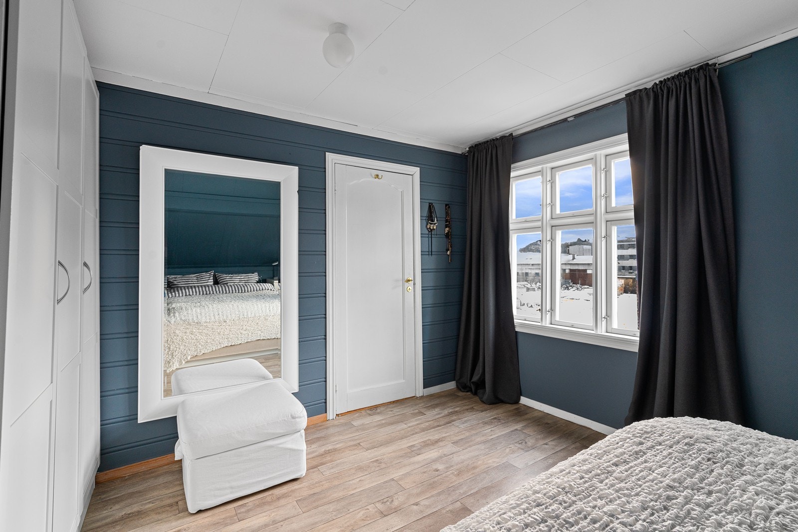 Fra hovedsoverommet er det dør inn til kott/bod med oppbevaringsplass Galleribilde