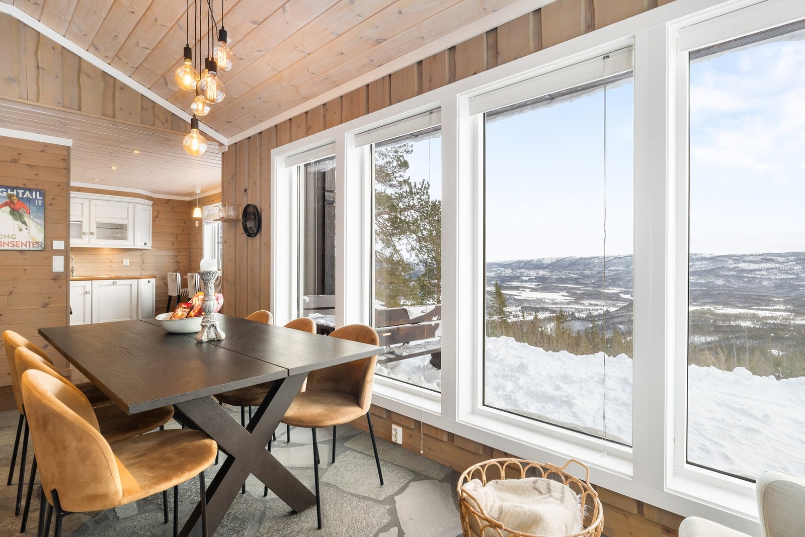 Hytta ligger høyt i terrenget og byr på flott utsikt mot Sandøla og Formofoss i øst Galleribilde