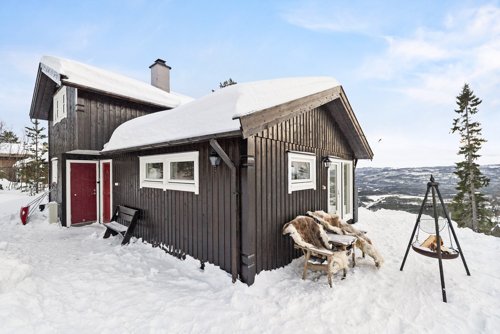 Hytte fra 2009. Høy og fin beliggenhet med flott utsikt mot Sandøla og Formofoss i øst Galleribilde