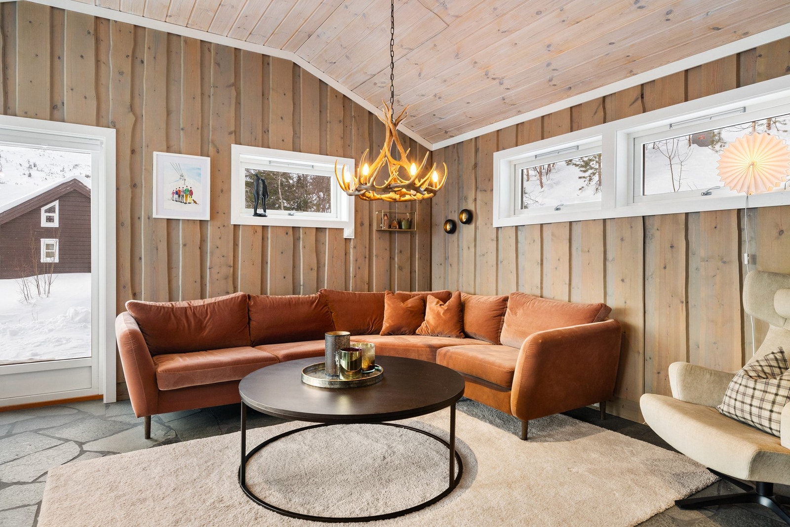 Terrasseplatting/balkong rundt hele hytta, med utgang fra stuen Galleribilde