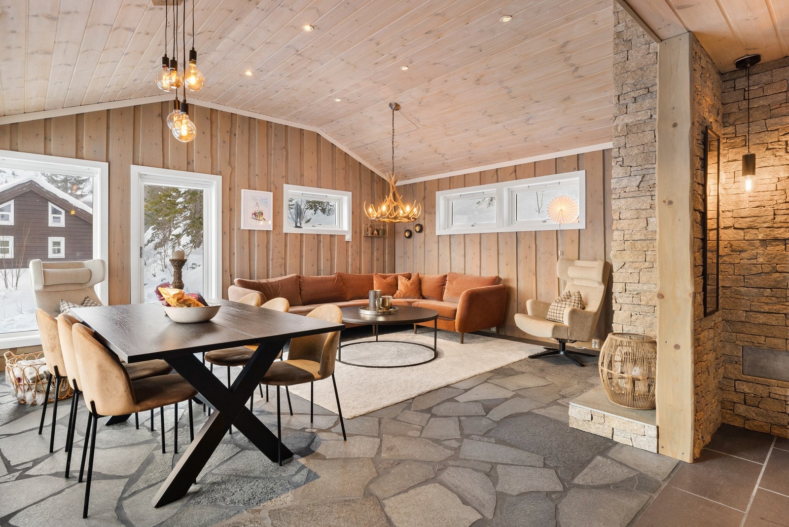 Gjennomtenkte løsninger med romslige oppholdsarealer med både hovedstue og egen loftstue Galleribilde