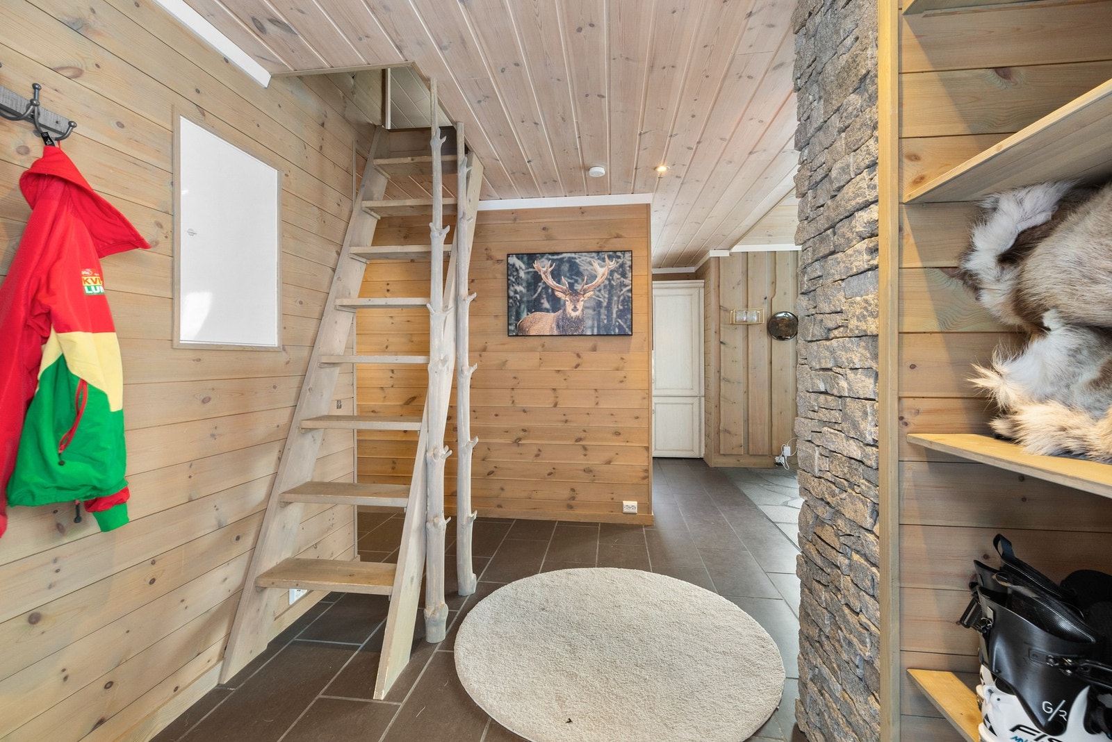 Trappen fører opp til hyttas loftsetasje Galleribilde