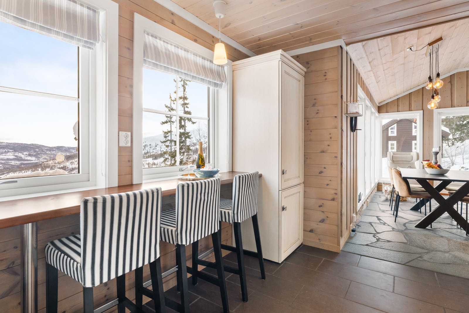 God romfølelse med delvis åpen løsning til kjøkken Galleribilde