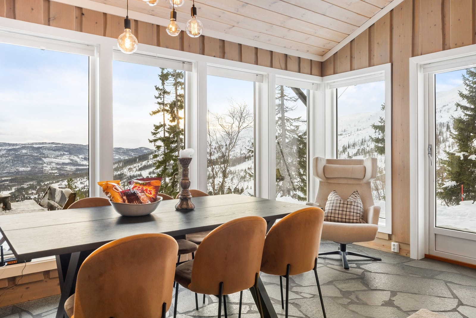 Flott utsikt mot omkringliggende natur - senk skuldrene og nyt hyttelivet! Galleribilde