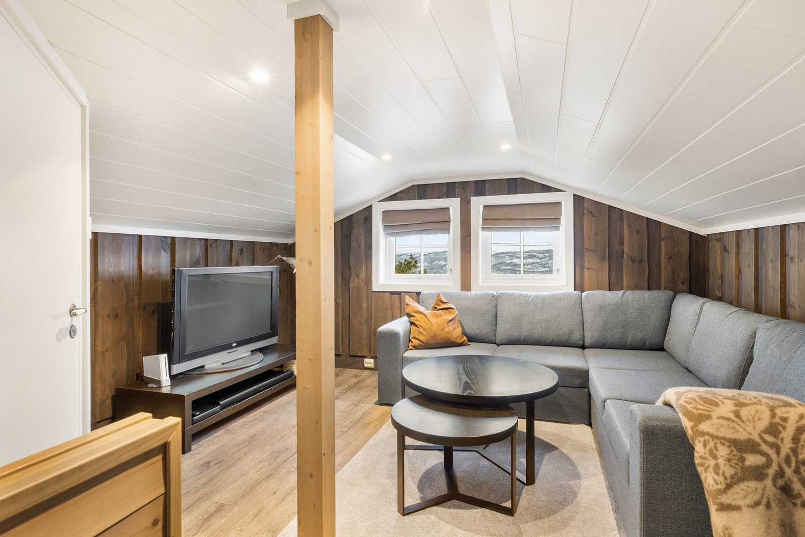 Loftet består av loftstue, soverom og bad Galleribilde